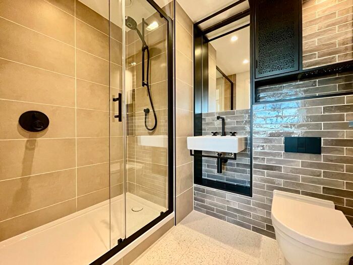 2 Bedroom Flat To Rent In Curlew House, Hawser Lane, Poplar Riverside, London, E14