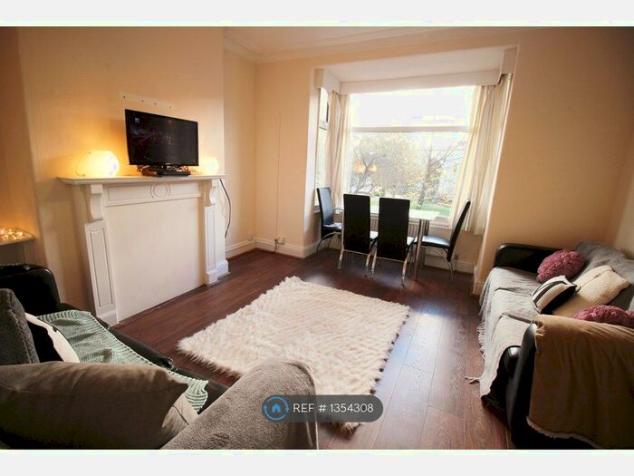 2 Bedroom Flat To Rent In Ash Avenue, Leeds, LS6