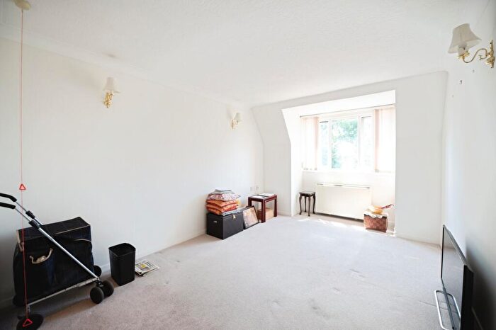 1 Bedroom Apartment For Sale In Fernleigh Court, Romford, RM7