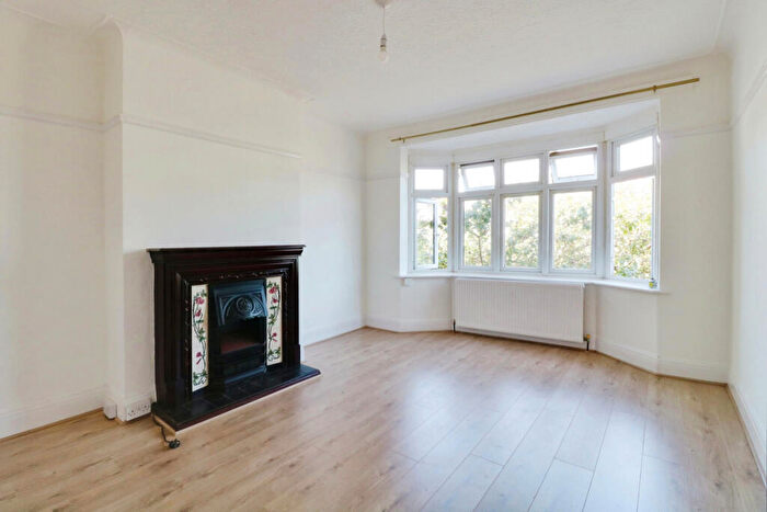 1 Bedroom Flat To Rent In London Road, Leigh-on-sea, SS9
