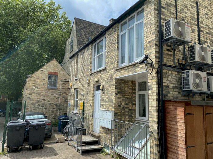 Flat To Rent In Flat, Newmarket Road, Cambridge, CB5