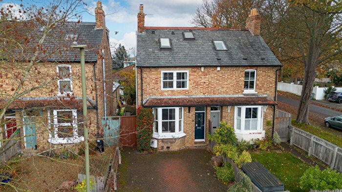 3 Bedroom Semi-Detached House For Sale In Five Mile Drive, Oxford, OX2