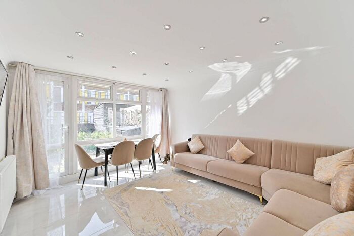 3 Bedroom Flat To Rent In Carey Gardens, Nine Elms, London, SW8