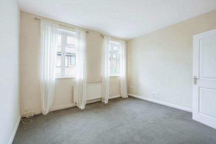2 Bedroom Flat To Rent In Bedford Close, London, N10