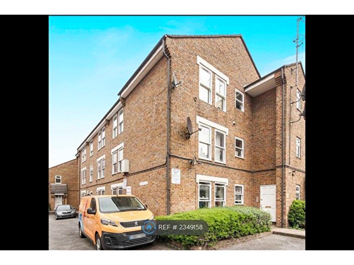 2 Bedroom Flat To Rent In Victoria Park Court, London, E9