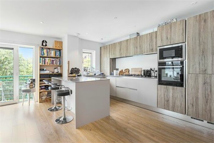 2 Bedroom Flat To Rent In Millennium Square, Shad Thames, London, SE1