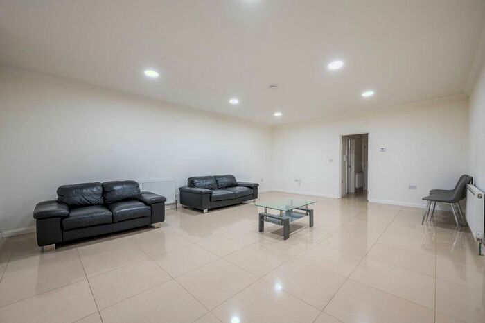 Studio To Rent In Whitechapel Road, Whitechapel, London E1