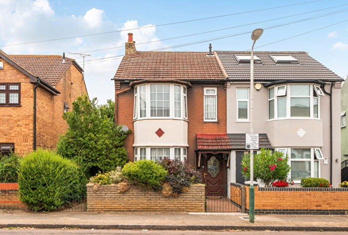 3 Bedroom Semi-Detached House For Sale In Oak Street, Romford, RM7