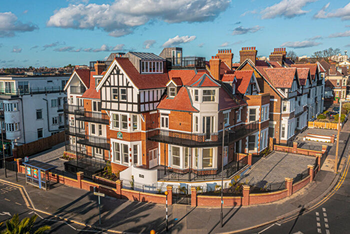 2 Bedroom Apartment For Sale In Station Road, Westcliff On Sea, SS0