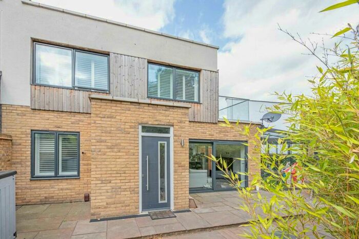 3 Bedroom Flat To Rent In Surbiton Hill Road, Surbiton, KT6