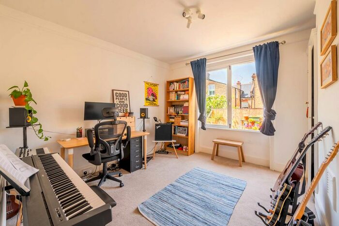 3 Bedroom Flat To Rent In Brancaster Road, Balham, London, SW16