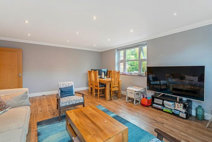 2 Bedroom Flat To Rent In Churchview Close, Caterham, CR3