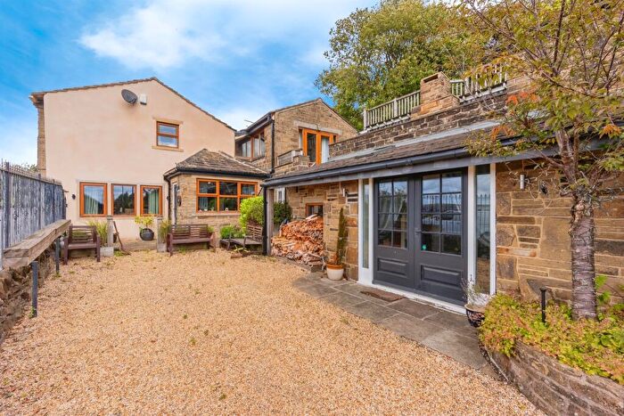 6 Bedroom Detached House To Rent In Boothtown, Halifax, HX3