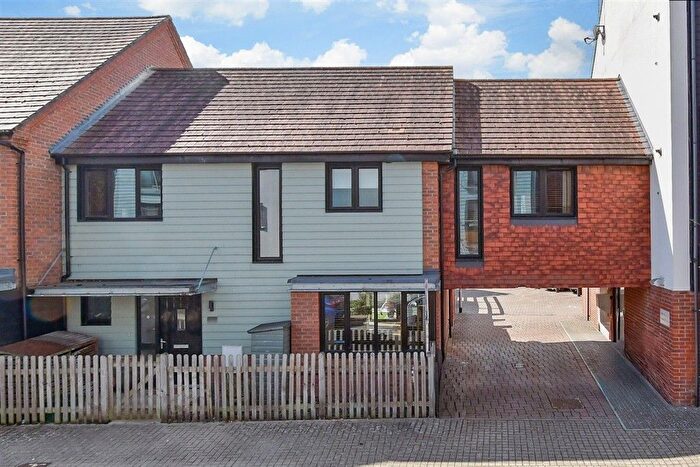 4 Bedroom Semi-Detached House For Sale In Hawley Drive, Leybourne, Kent, ME19