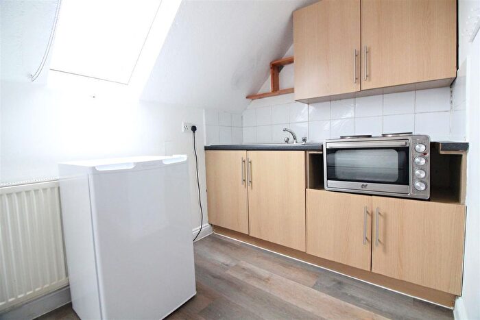 Studio To Rent In Hanger Lane, London, W5