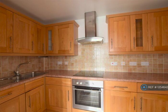 2 Bedroom Flat To Rent In Centreview Court, Romford, RM1