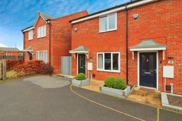 2 Bedroom Town House For Sale In Fallowfield, Clowne, Chesterfield, S43