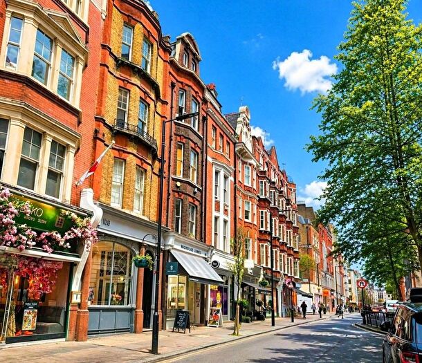 3 Bedroom Flat To Rent In Great Portland Street, Marylebone, London, W1W