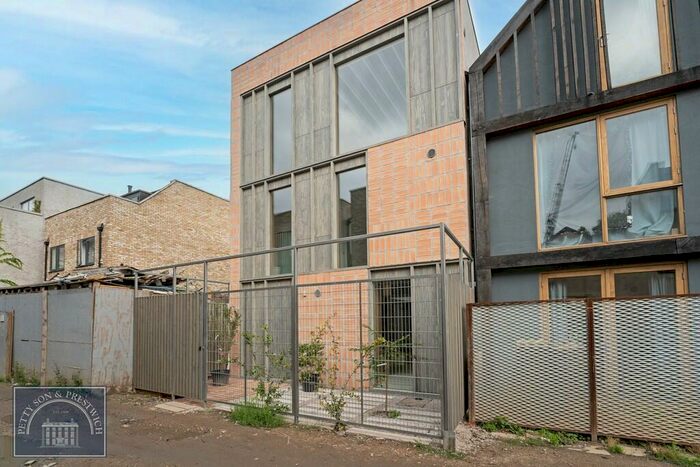 4 Bedroom Detached House To Rent In Sprowston Mews, Forest Gate, E7