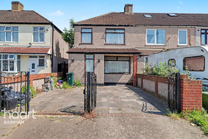 3 Bedroom End Of Terrace House For Sale In Askwith Road, Rainham, RM13