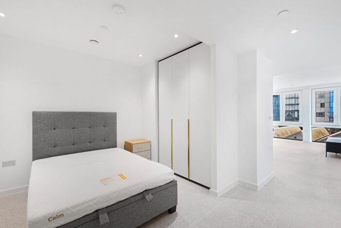 Studio To Rent In Cendal Crescent, London, E1