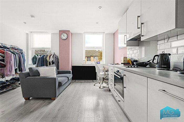 1 Bedroom Flat For Sale In High Road, London, N20
