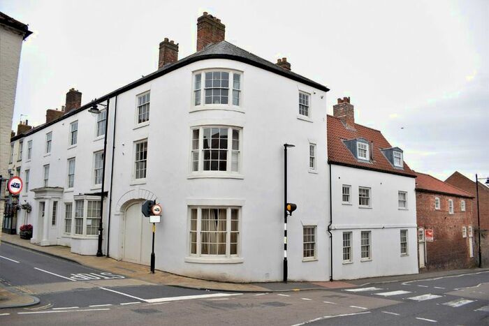 2 Bedroom Flat To Rent In Market Place, Caistor, LN7