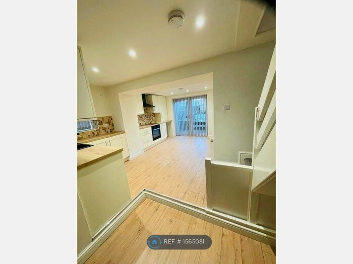 2 Bedroom Semi-Detached House To Rent In Castle Hill, Glossop, SK13