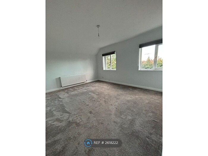 2 Bedroom Flat To Rent In Carlton Lane, Lofthouse, Wakefield, WF3