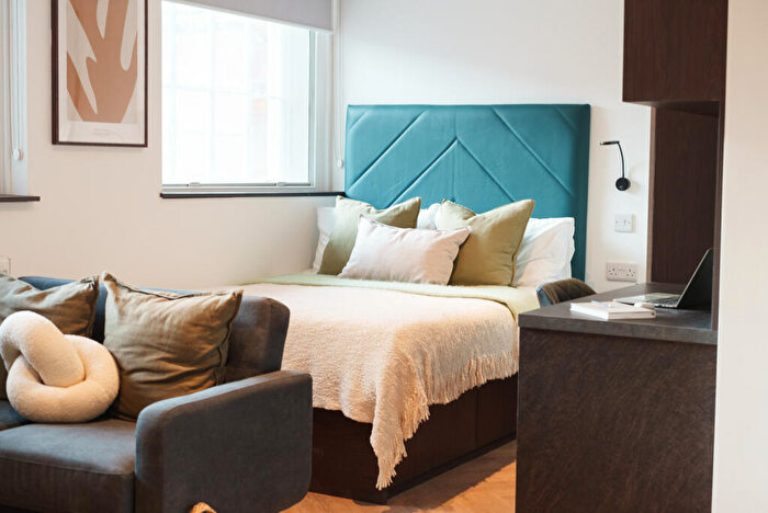 Apartment To Rent In Apt, - Cookridge Street #, LS2