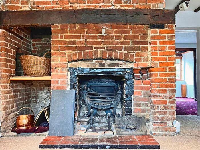 3 Bedroom Semi-Detached House For Sale In The Street, Hothfield, TN26 - Photo 4