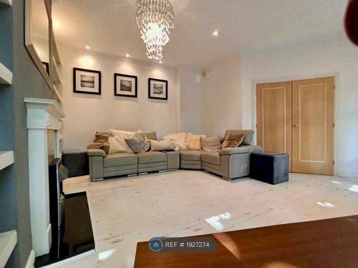 2 Bedroom Semi-Detached House To Rent In Tudor Lodge, Solihull, B92