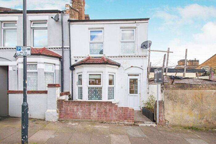 3 Bedroom End Of Terrace House To Rent In Miriam Road London, SE18
