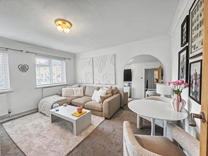 2 Bedroom Maisonette For Sale In The Ridgeway, St. Albans, AL4