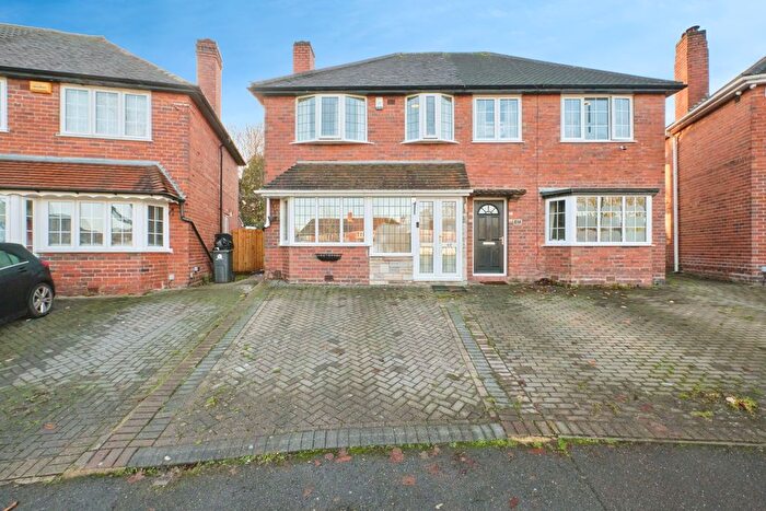 3 Bedroom Semi Detached House For Sale In Thornbridge Avenue, Birmingham, B42