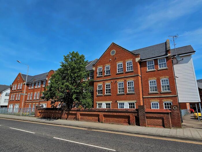 2 Bedroom Apartment For Sale In Florey Gardens, Aylesbury, HP20