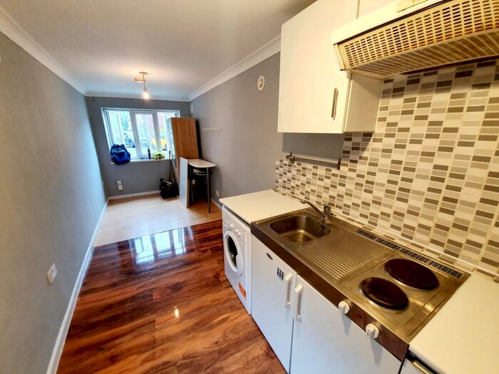 Studio To Rent In Wraysbury Close, Hounslow, TW4