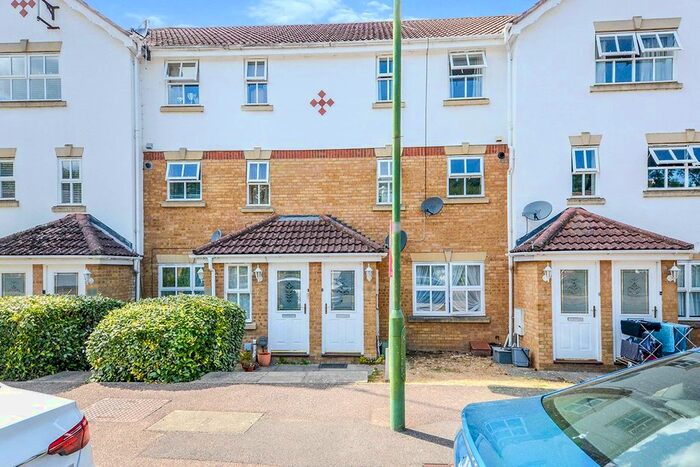 2 Bedroom Maisonette To Rent In Evensyde, Watford, Hertfordshire, WD18