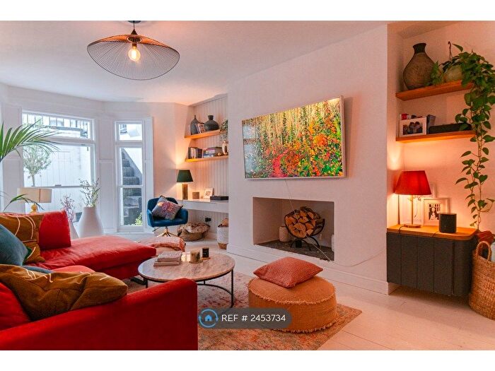 2 Bedroom Flat To Rent In Sinclair Gardens, London, W14