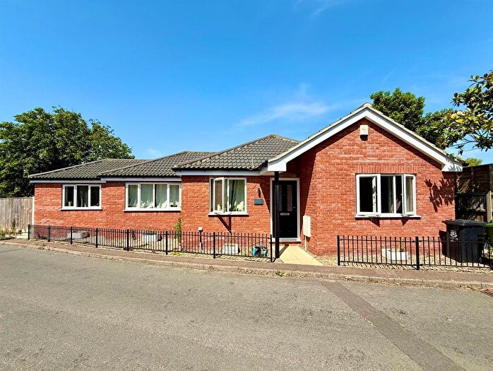 3 Bedroom Detached Bungalow For Sale In Homestead Gardens, Hemsby, NR29