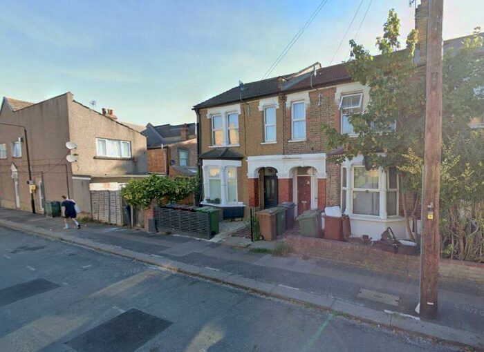 2 Bedroom Apartment To Rent In (Ground Floor) Spruce Hills Road, Walthamstow, E17