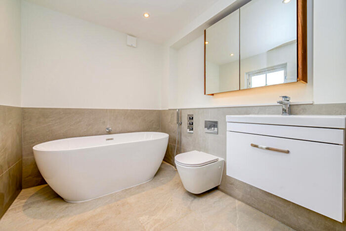 4 Bedroom Detached House For Sale In Northfield Road, Windsor, SL4