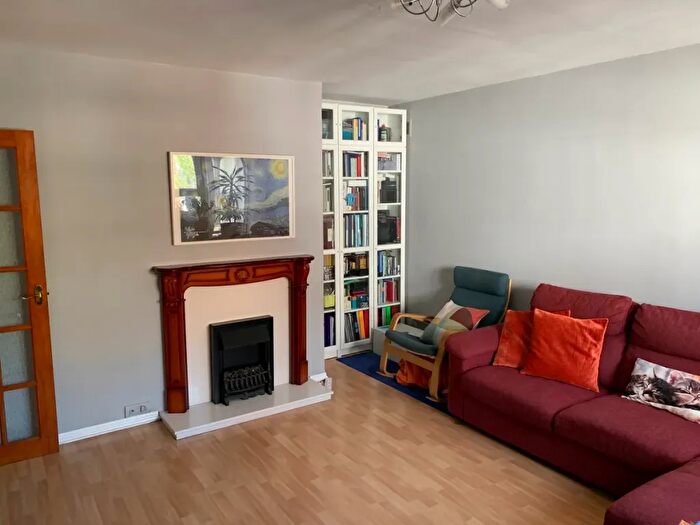 2 Bedroom Flat To Rent In Blythe Road, London, W14