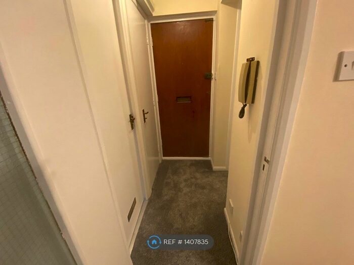 1 Bedroom Flat To Rent In Lynwood Road, Redhill, RH1