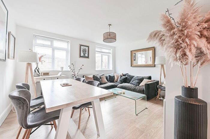 3 Bedroom Flat For Sale In Lansdowne Gardens, Stockwell, London, SW8