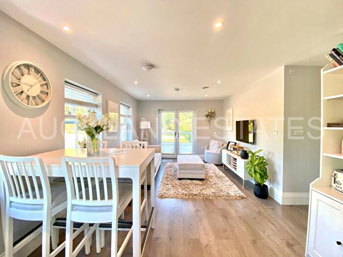 2 Bedroom Apartment For Sale In Swan Lodge, Brookmans Park, AL9