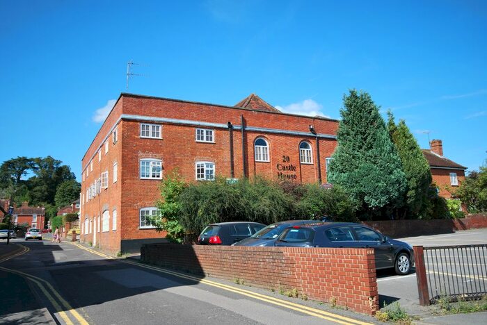 2 Bedroom Flat To Rent In Bear Lane, Farnham, GU9