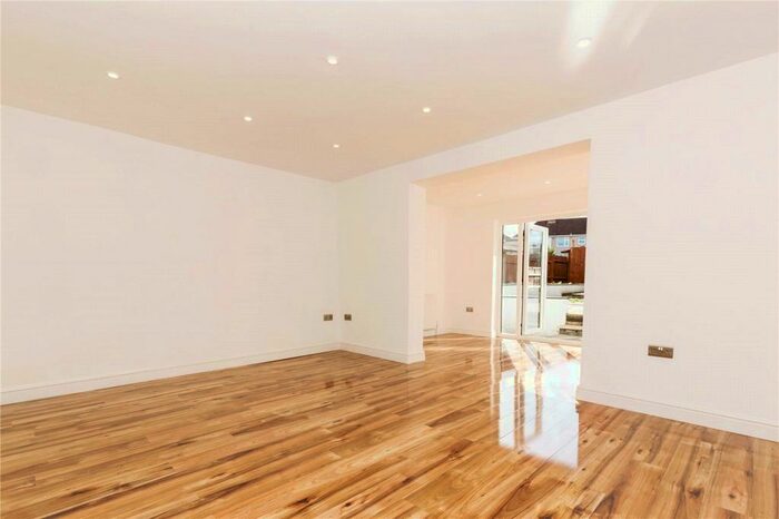 3 Bedroom End Of Terrace House To Rent In Kingsholme Road, Kingswood, Bristol, BS15