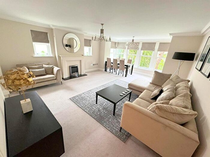 2 Bedroom Apartment To Rent In The Village, Prestbury, SK10