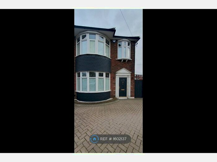 3 Bedroom End Of Terrace House To Rent In Windmill Road, London, N18